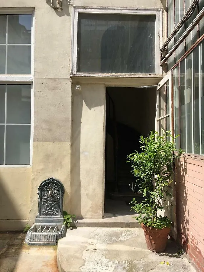 Maisonnette Sur Cour Daire Paris